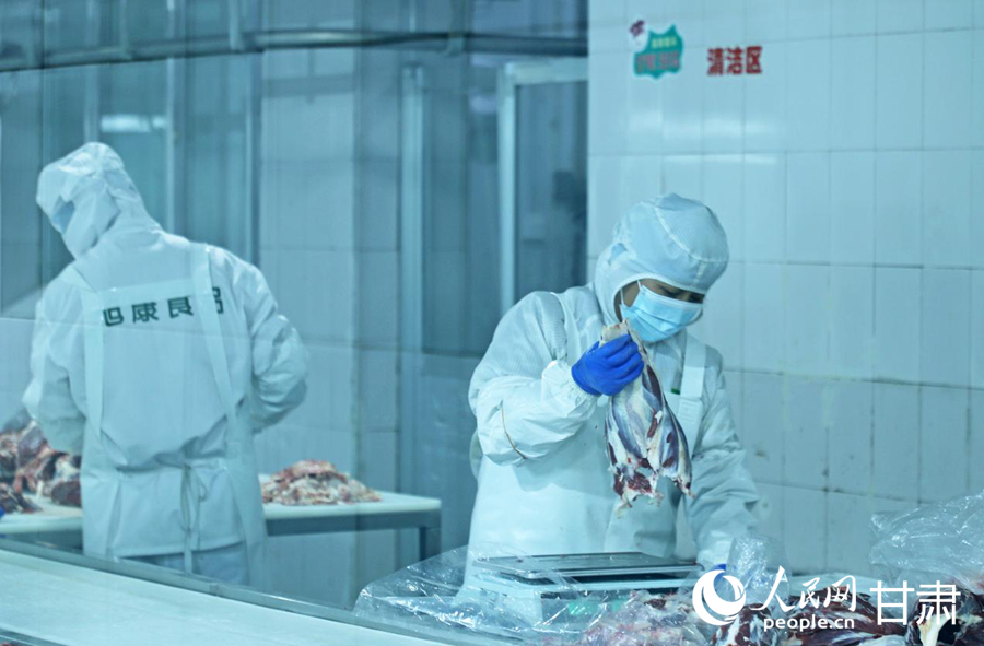 甘肅旭康公司車間內，工人們分裝雪花牛肉。人民網記者 米媛攝