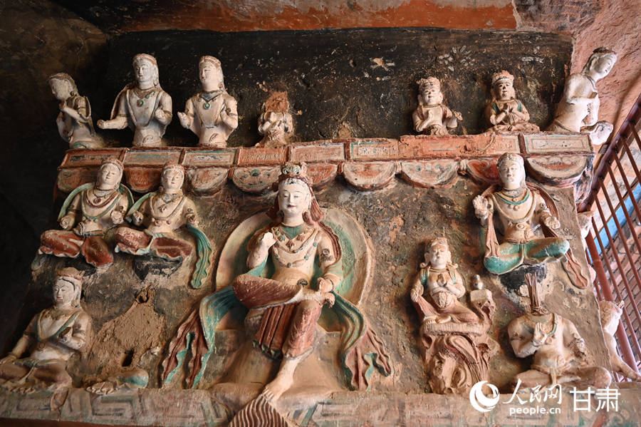 金塔寺石窟內的彩塑。 人民網 席娟娟攝