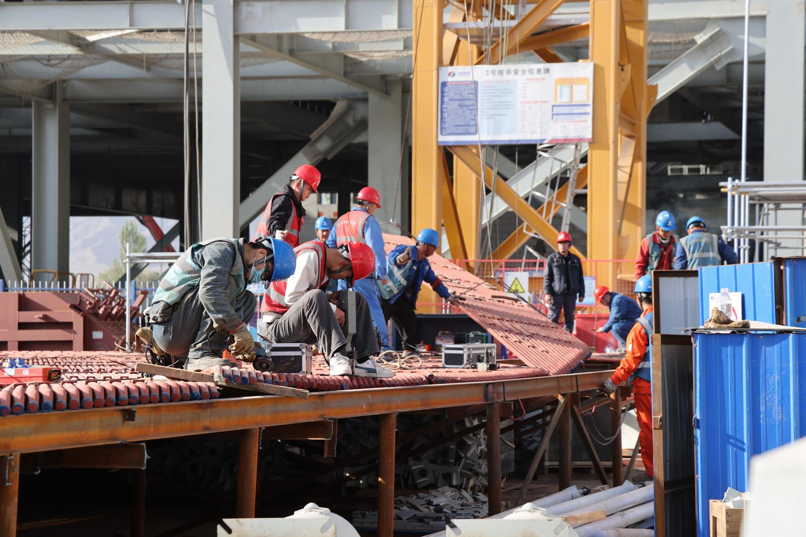 金昌2×1000兆瓦調峰煤電項目現場，施工人員正緊張作業。永昌縣委宣傳部供圖