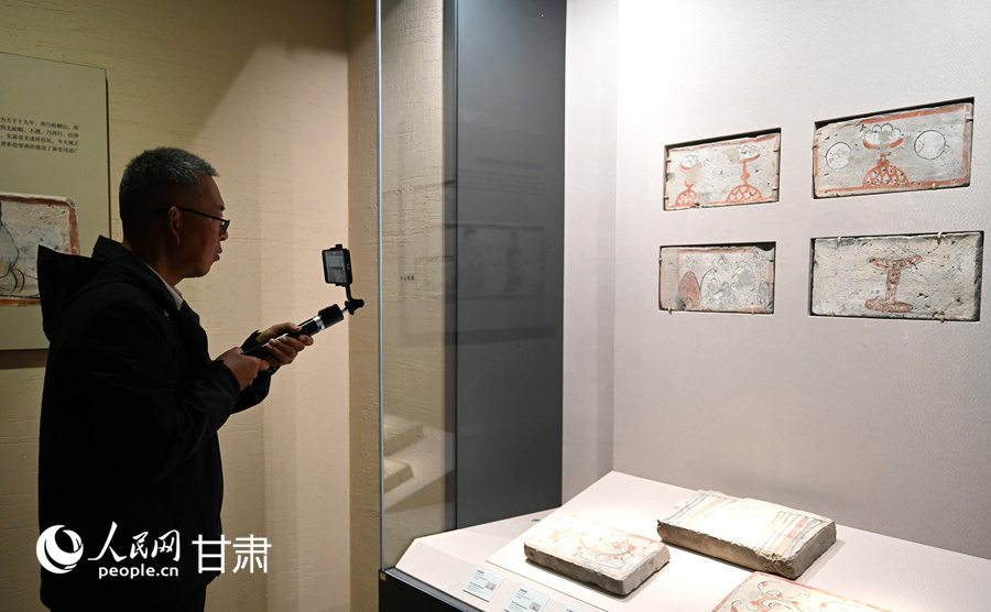 游客在高臺縣博物館參觀。人民網 席娟娟攝