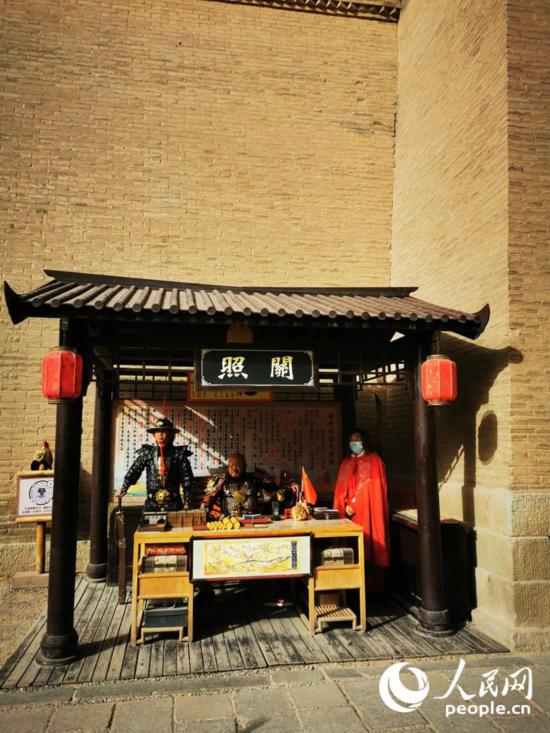 關照,也就是進出關口的通行證。人民網記者 趙光霞攝