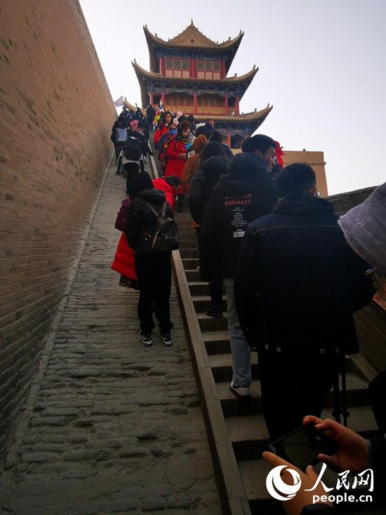 雖然天氣轉涼,但依然游客如織。人民網記者 趙光霞攝