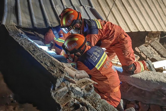 12月19日凌晨，甘肅臨夏消防指戰員在積石山縣大河家鎮陳家村進行緊張搜救。甘肅省消防救援總隊供圖