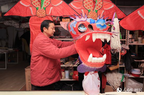 整理火龍龍頭。人民網記者 王曉飛攝