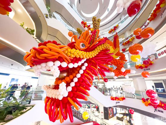 2月2日，山西太原市商場內的氣球“龍”霸氣亮相。人民網 盧鵬宇攝